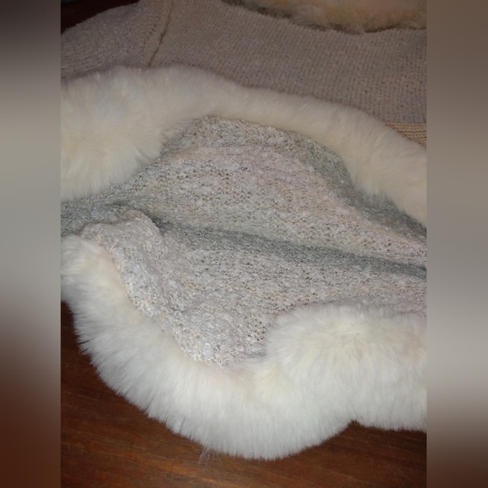 NWT Eclissy Oatmeal Coloured Poncho with Soft White Faux Fur Trim, One-S… - Picture 9 of 11